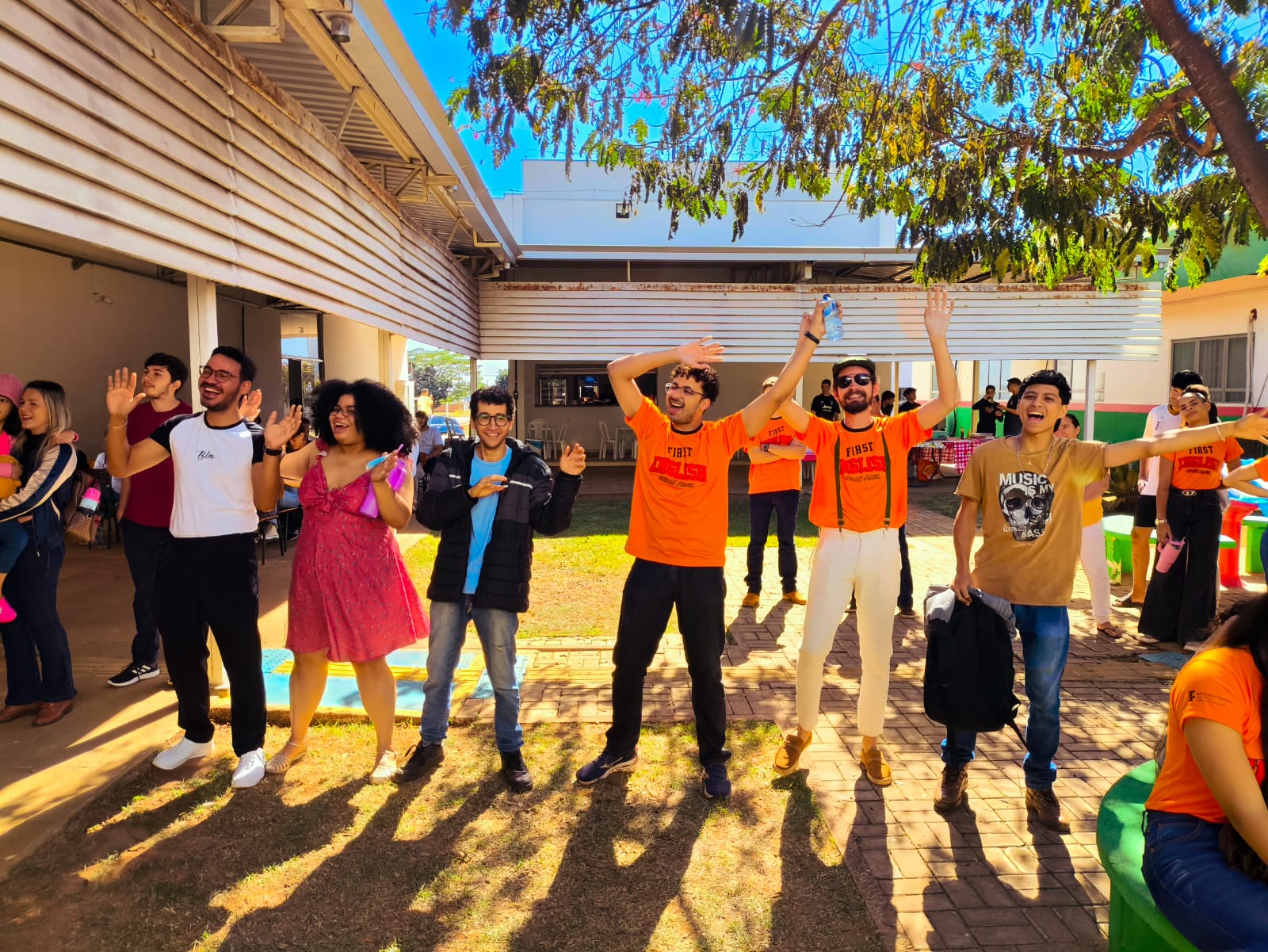 Alunos e professores no First English Culture Festival